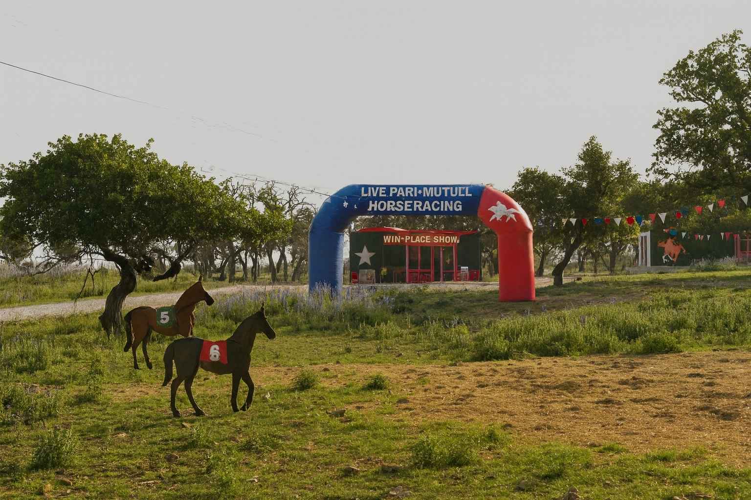 Best Airbnbs to Stay at for Live Pari-Mutuel Horse Racing